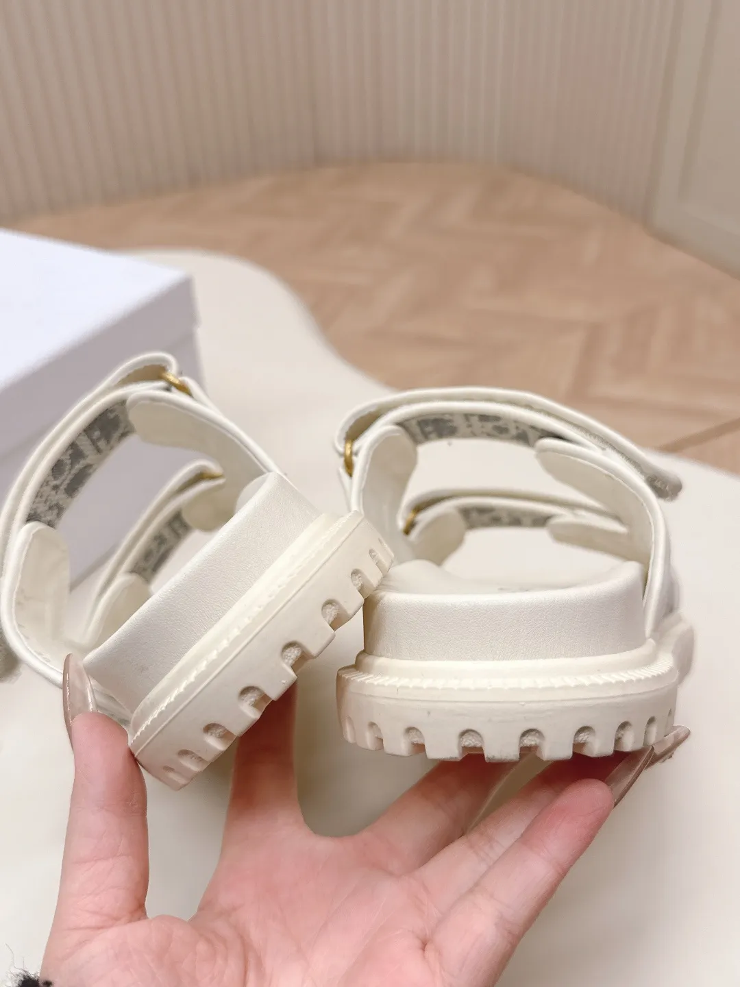 👟👟Ex-factory price 480👟👟 The latest spring and summer new colors, classic upgrades plus 2025 new colors Dior Dior classic Velcro sandals and slippers series original replica high version super durable and versatile style very comfortable on the foot, slim and white original custom-made upper, original d hardware buckle, original TPU outsole Size: 35-41 yards 42 orders